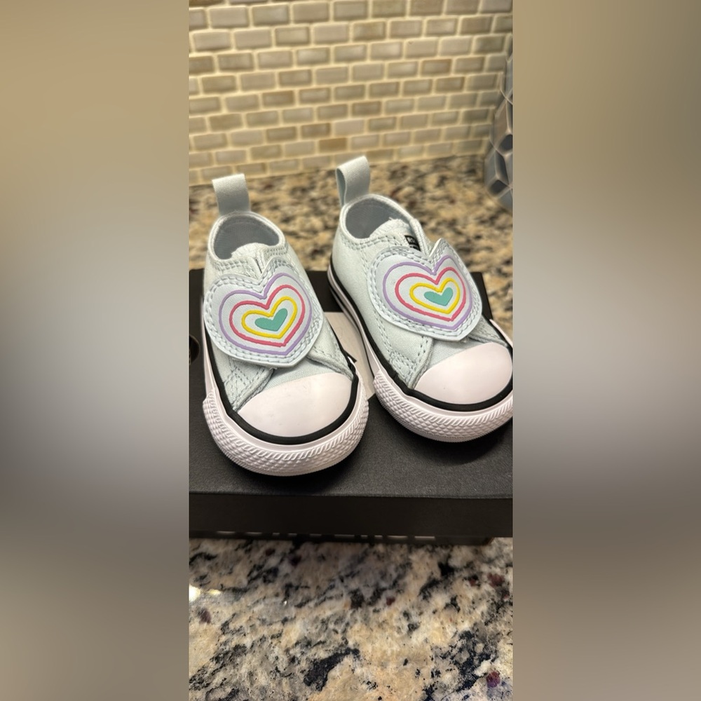 Converse chuck taylor all star baby/toddler girls heart strap shoes size 2